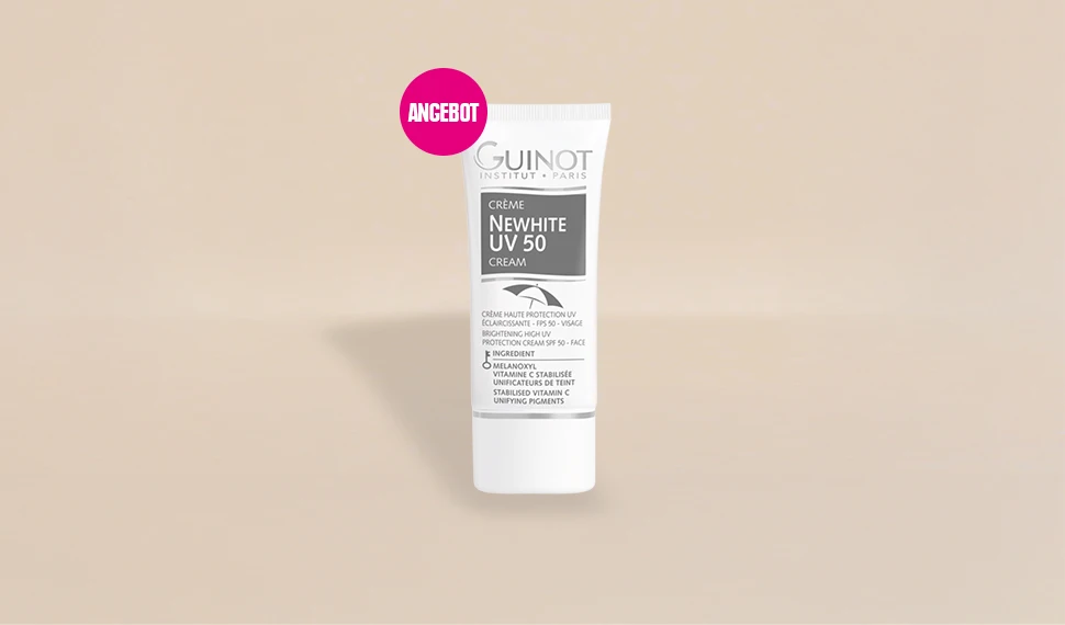 Das Monatsangebot Guinot Newhite UV 50 steht vor einer hellen Wand.