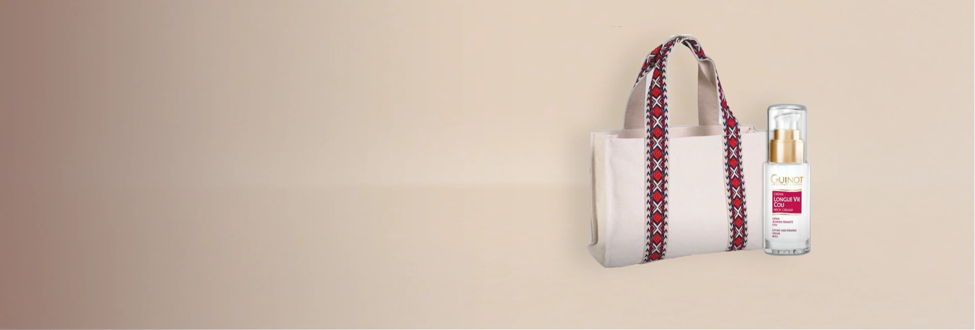 Eine Weekender Bag und das Guinot Produkt Longue Vie Cou stehen vor einem beigen Hintergrund.