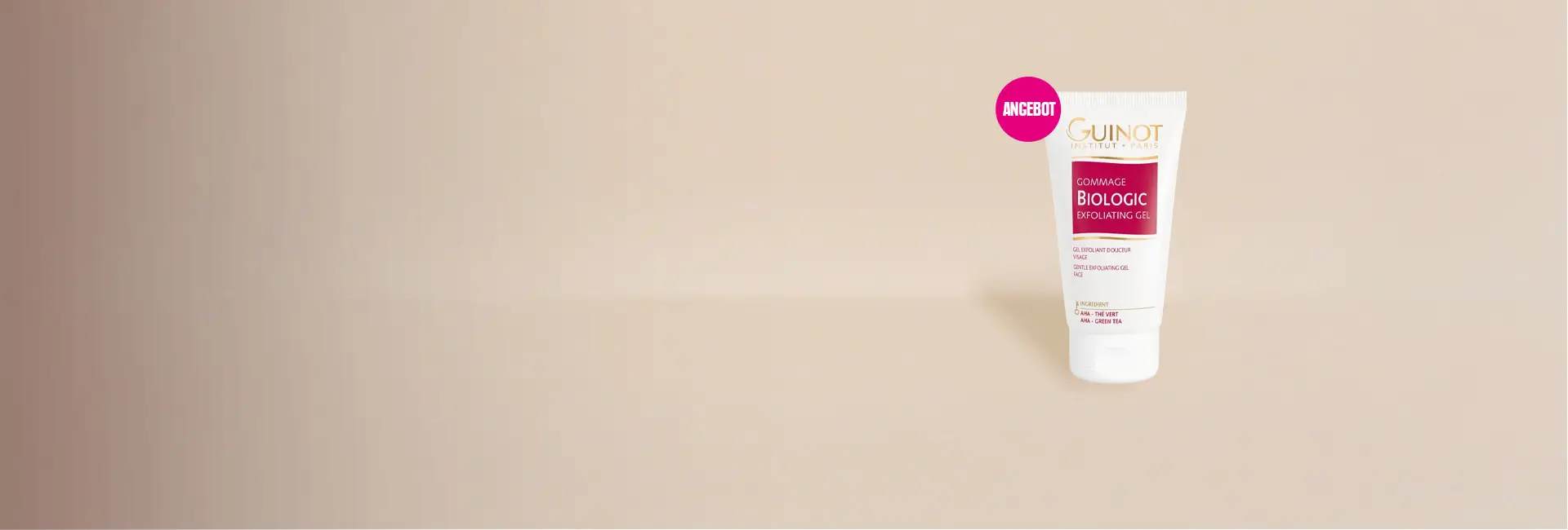 Tube Guinot Gommage Biologic Exfoliating Gel vor beige­farbenem Hintergrund, mit pinkem Kreis und weißer Aufschrift ‚Angebot‘ oben links.