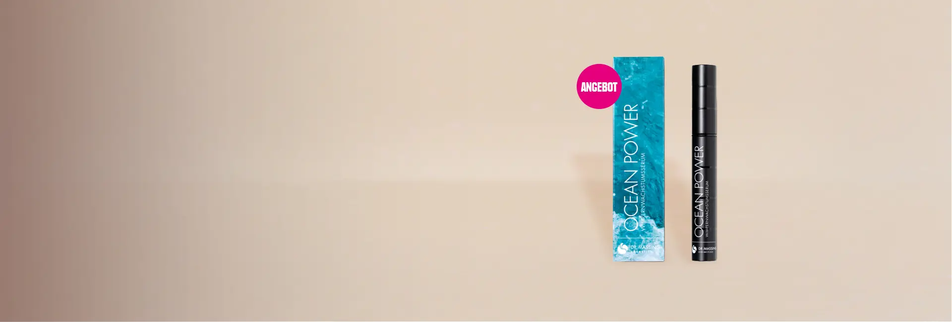 Ocean Power Wimpernserum von Dr. Massing – schwarzer Serum-Applikator neben türkisfarbener Verpackung mit Meeresdesign und Angebotskennzeichnung