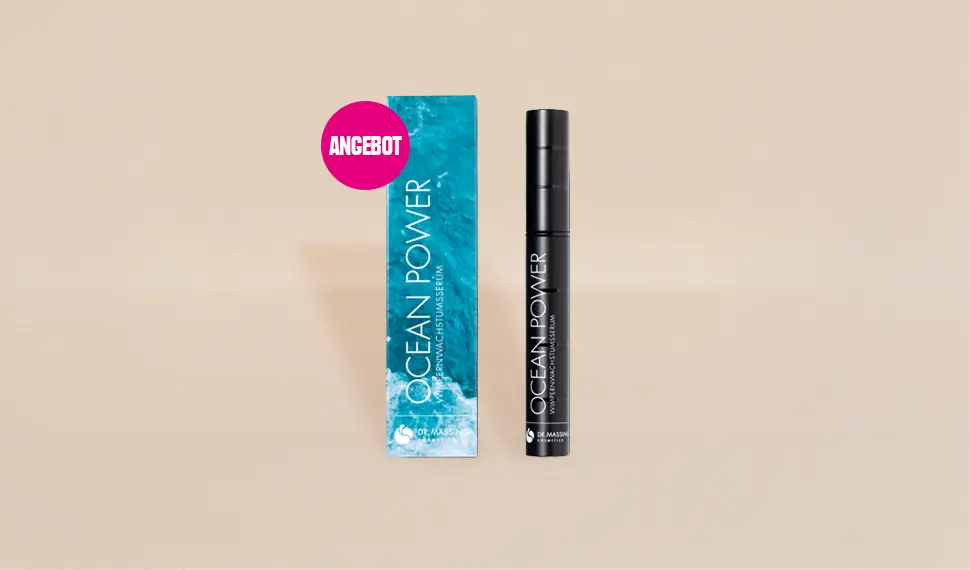 Ocean Power Wimpernserum von Dr. Massing – schwarzer Serum-Applikator neben türkisfarbener Verpackung mit Meeresdesign und Angebotskennzeichnung