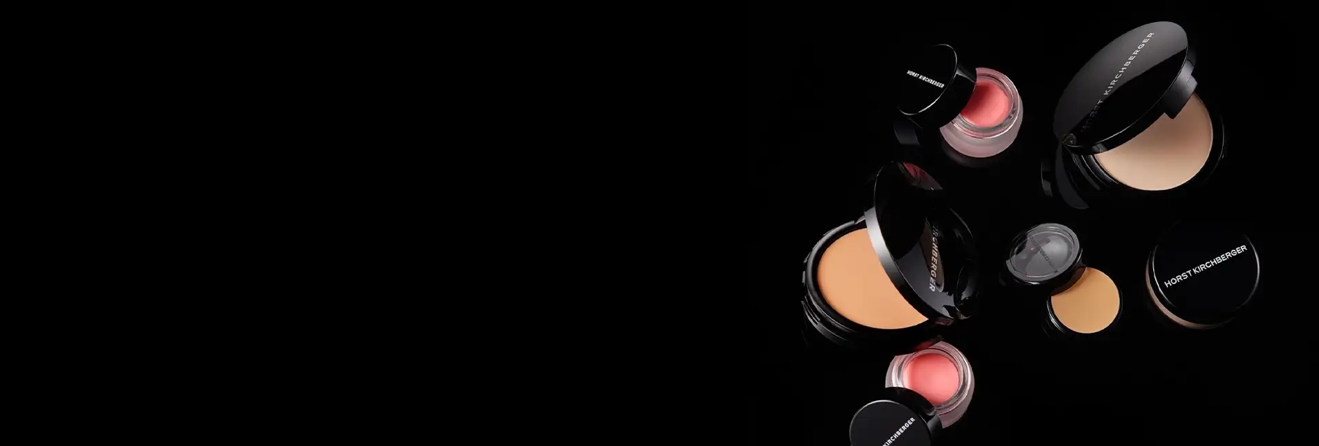 Horst Kirchberger Make-up-Produkte im schwarzen Tiegel vor schwarzem Hintergrund